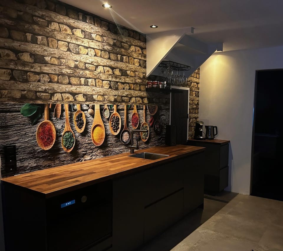 Coffee/tea facilities, Kitchen or kitchenette, dishwasher, microwave, oven, kitchen
