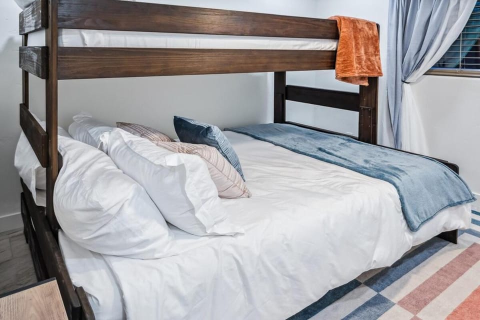 Havasu Fun Stay Pool Spa PoolTable KingBed House in Lake Havasu City