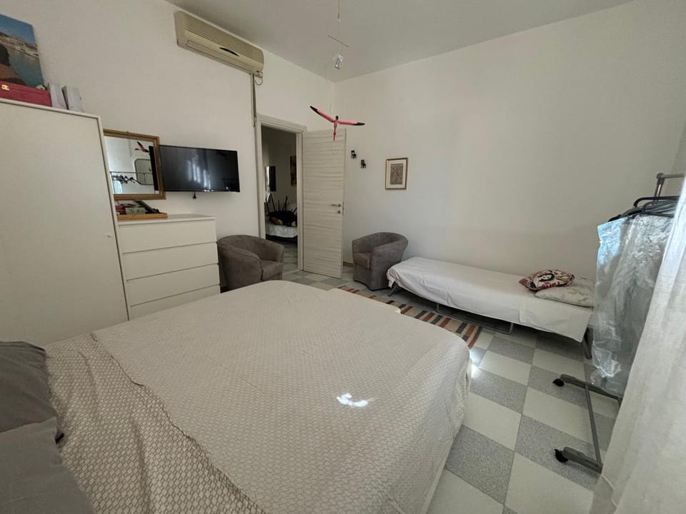 Bed, TV and multimedia, Photo of the whole room, Bedroom, air conditioner