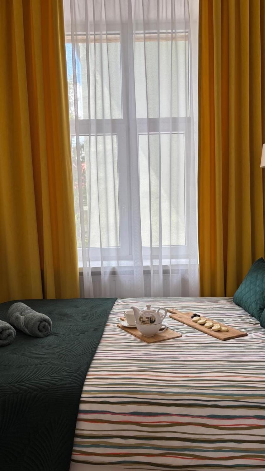 Bed, Food and drinks, Photo of the whole room, Bedroom, Food, towels