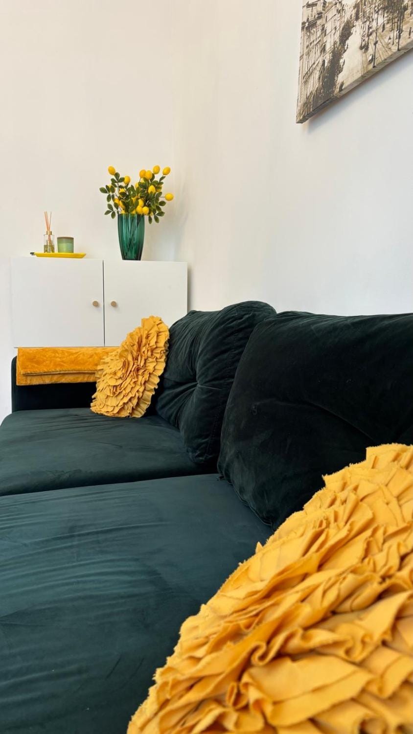Bed, Living room, Photo of the whole room, Seating area