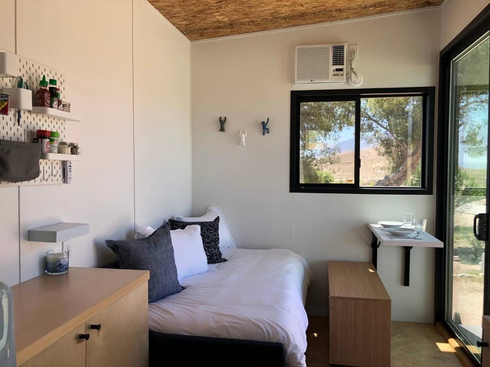 Bed, Dining area, Bedroom
