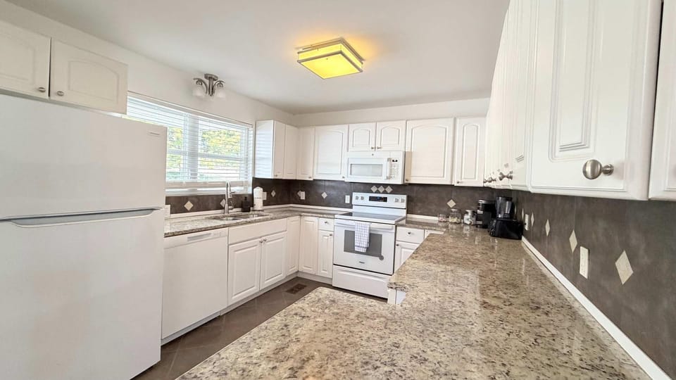Bright cheerful duplex with a pool A House in North Myrtle Beach