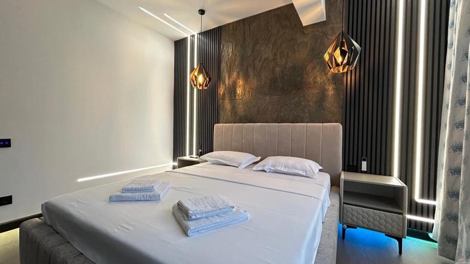 Bed, Photo of the whole room, Bedroom, towels