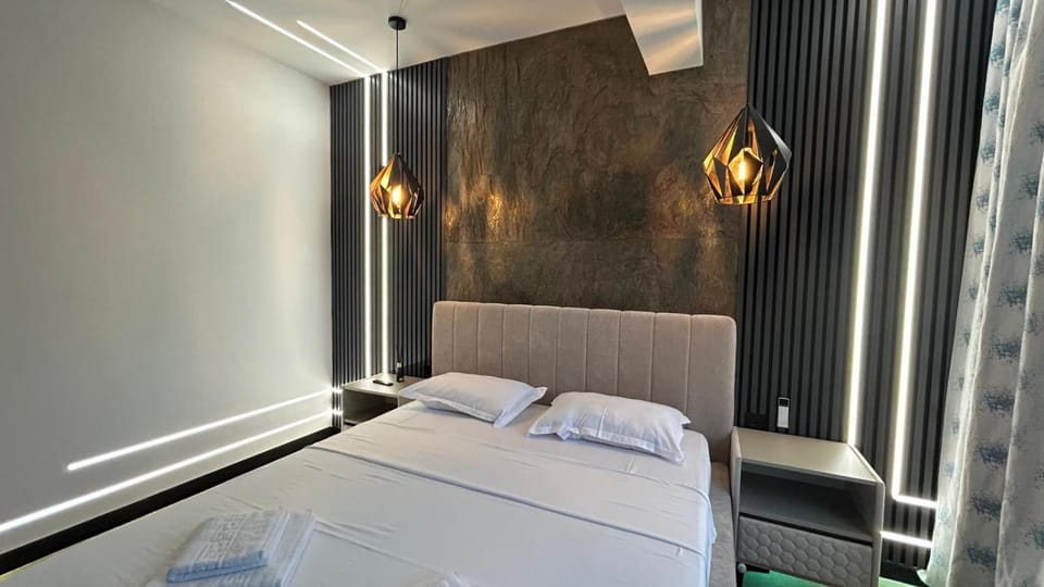 Bed, Photo of the whole room, Bedroom, towels