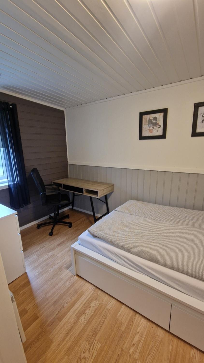 Photo of the whole room, Bedroom