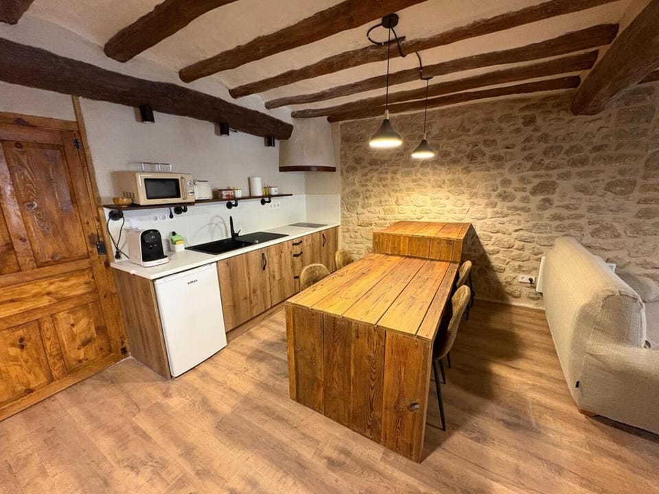 Coffee/tea facilities, Kitchen or kitchenette, Seating area, Dining area, toaster