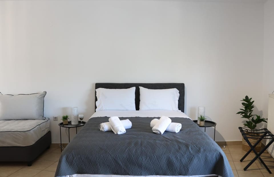 White Ruby Sea Side Studio Apartment in Kavala