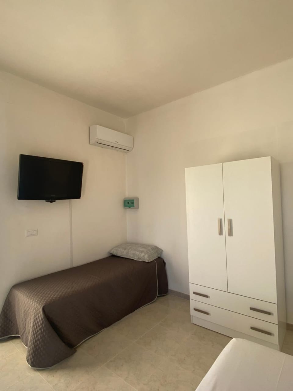 Bed, TV and multimedia, air conditioner