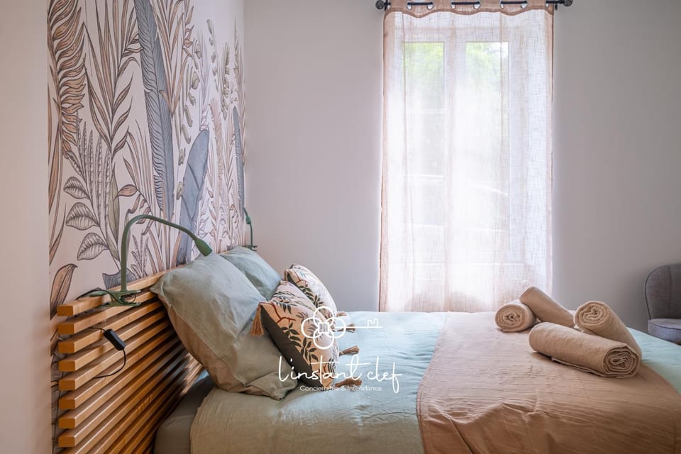 Bed, Bedroom, towels