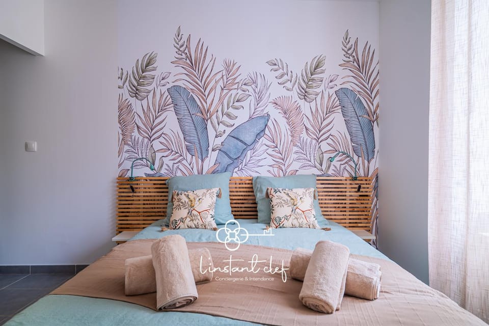 Bed, Photo of the whole room, Bedroom, towels