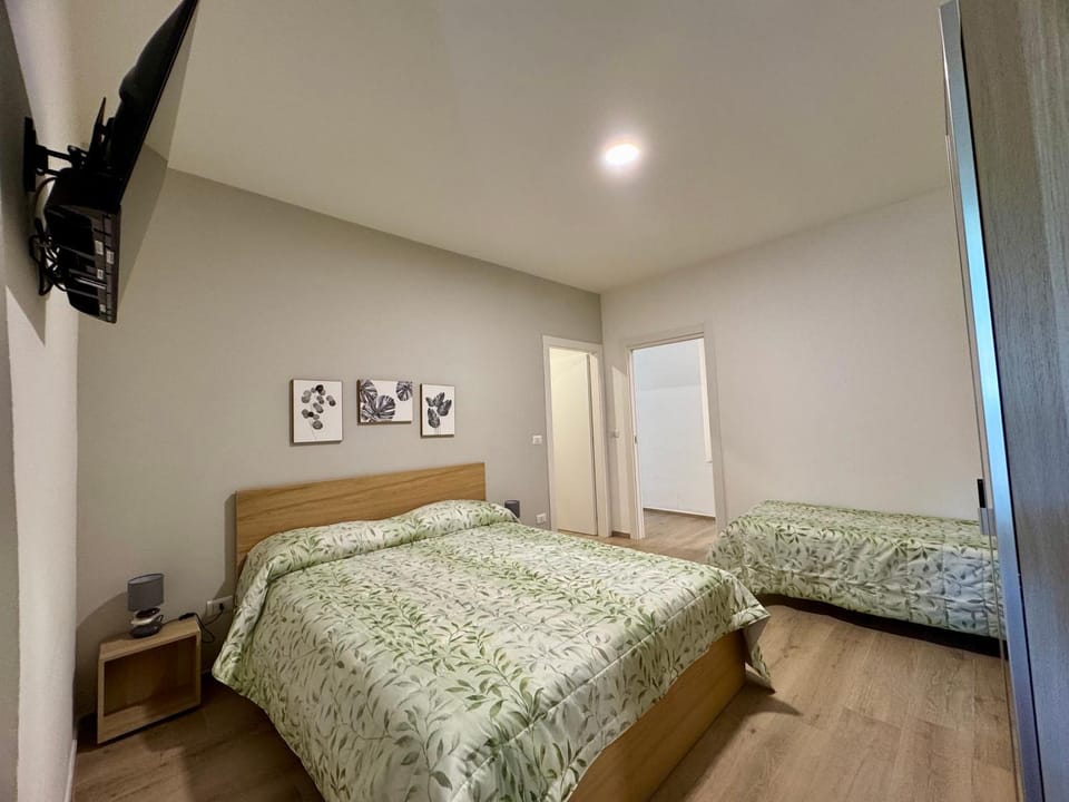 Bed, TV and multimedia, Photo of the whole room, Bedroom