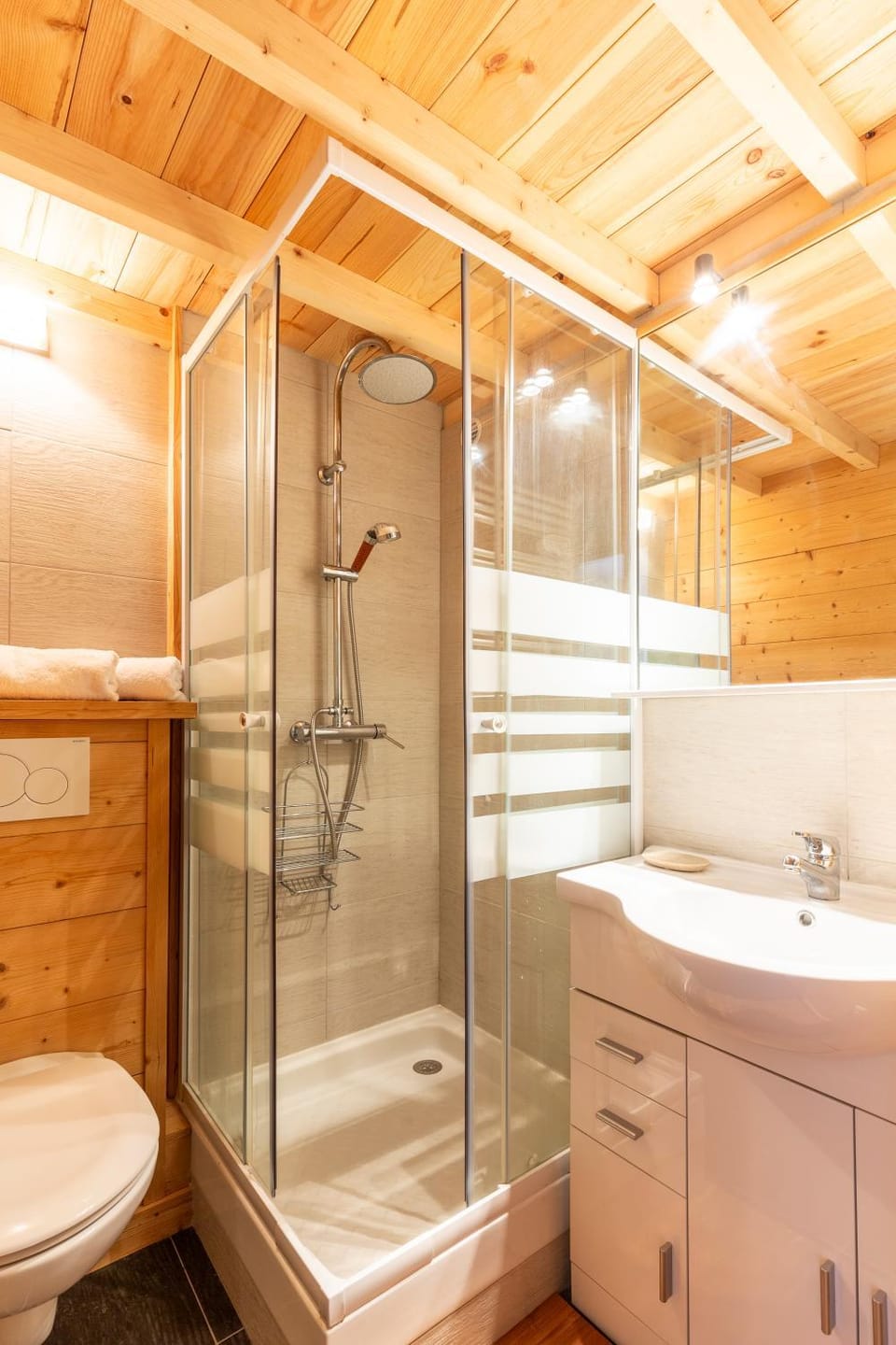 Spacieux Rhodo, 5pers, wifi, local à ski Apartment in Isola