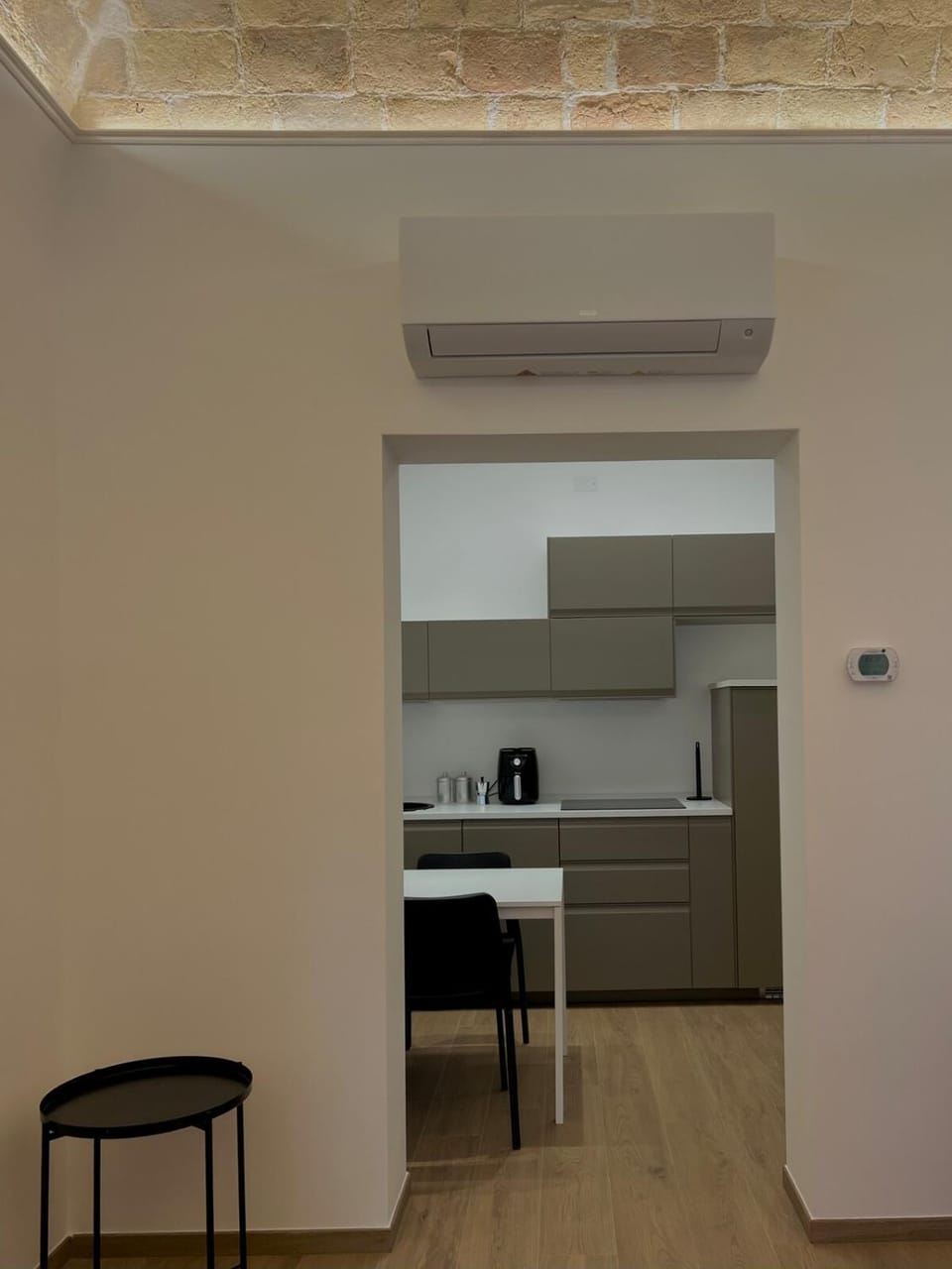 Kitchen or kitchenette, Dining area, stove