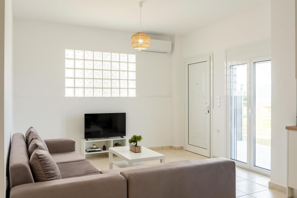 TV and multimedia, Living room, Seating area, Evening entertainment