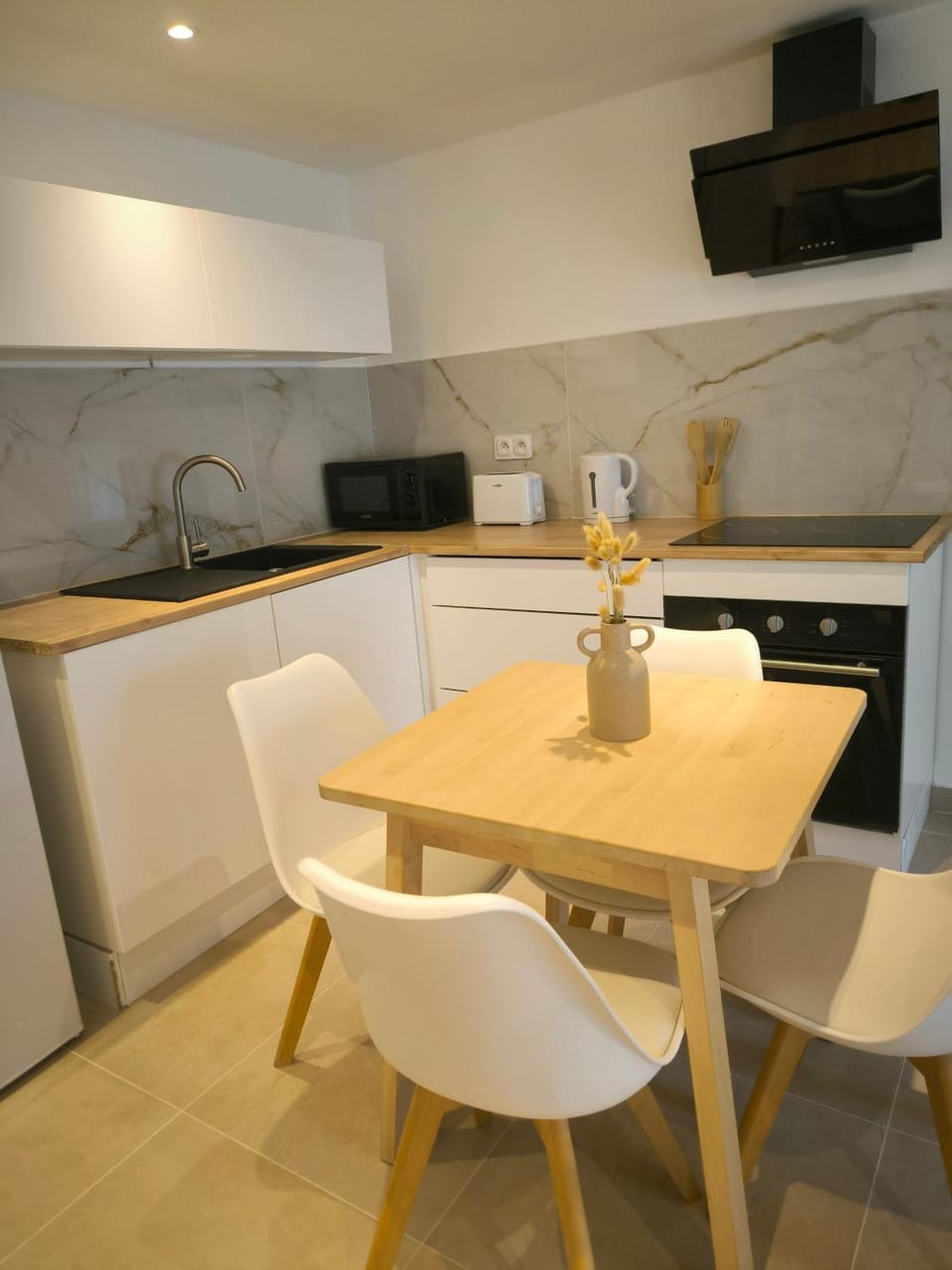 Kitchen or kitchenette, Dining area