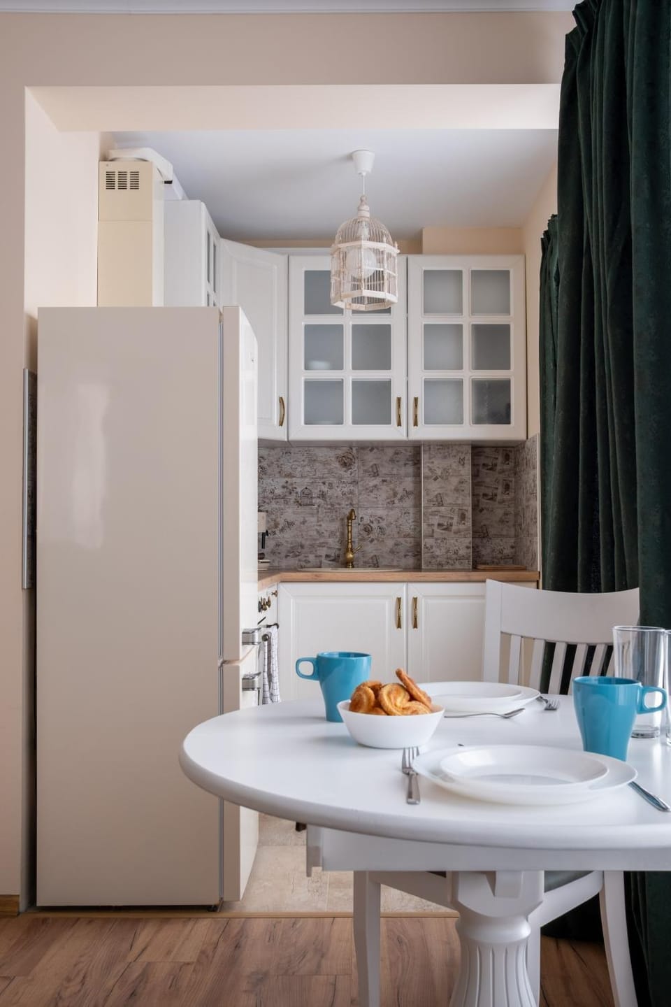 Kitchen or kitchenette, Dining area