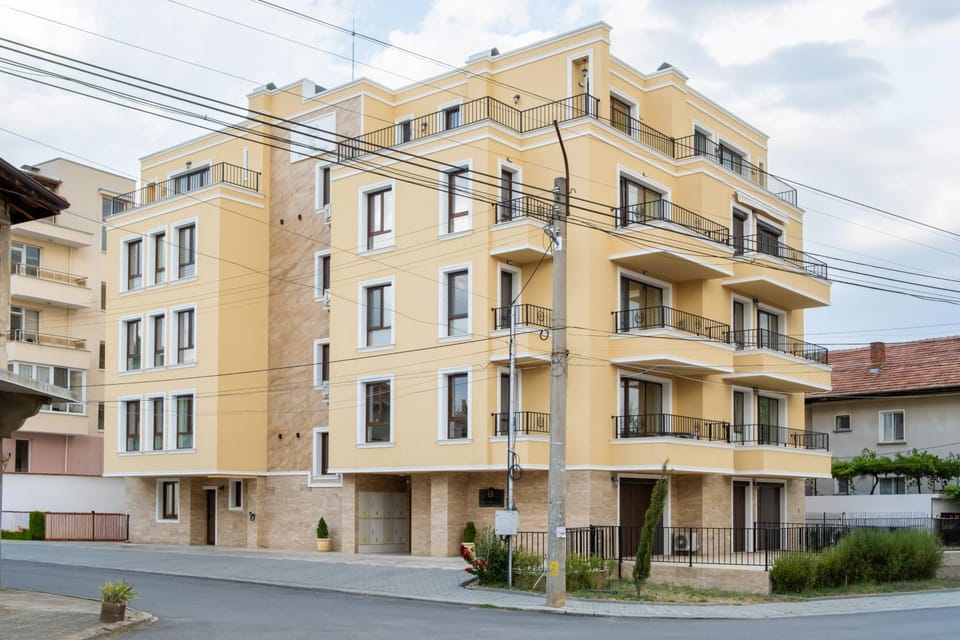 Property building, Neighbourhood