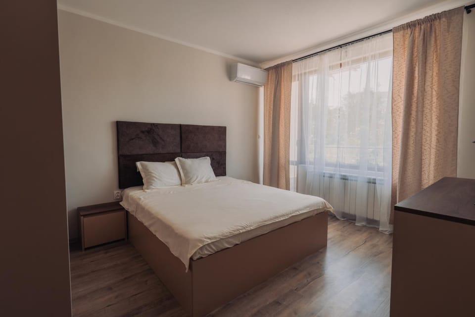 Bed, Photo of the whole room, Bedroom, air conditioner