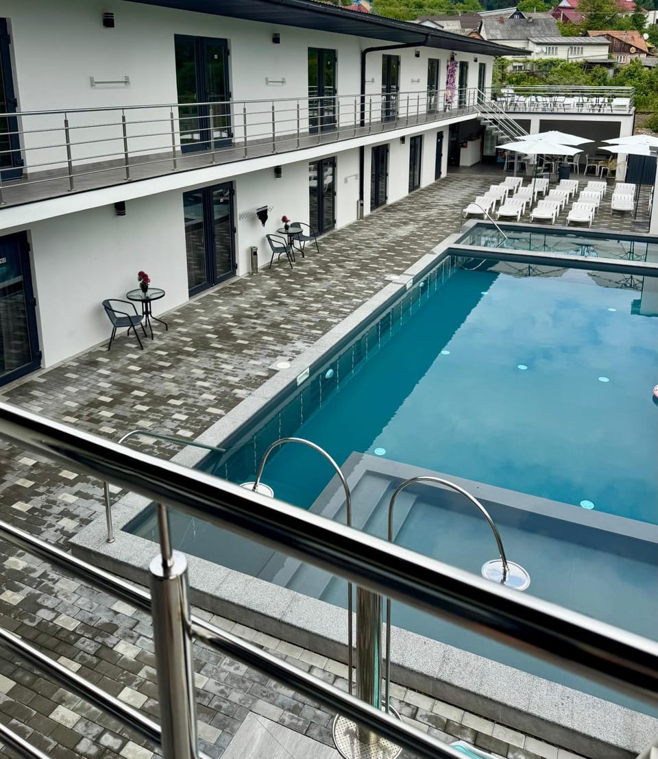 Balcony/Terrace, Pool view, Swimming pool, sunbed