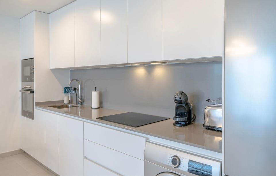Coffee/tea facilities, Kitchen or kitchenette, Dining area, dishwasher, stove, toaster
