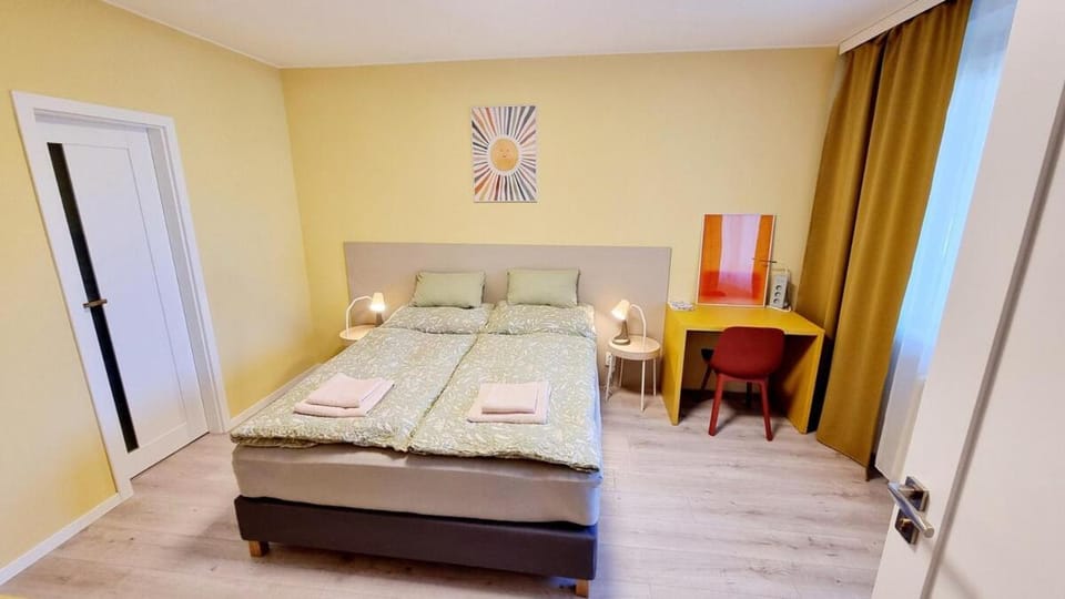Photo of the whole room, Bedroom, towels