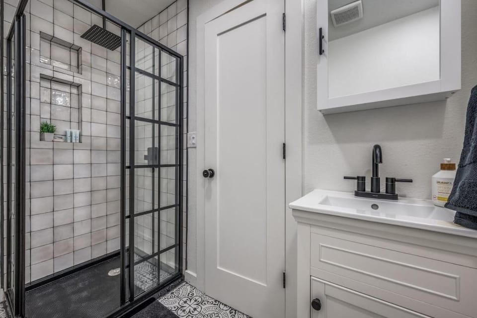 The Vanderbilt Mansion Apt 10 Near Downtown & TWU Apartment in Denton