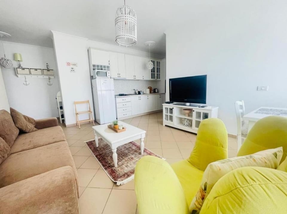 Communal lounge/ TV room, TV and multimedia, Kitchen or kitchenette, Living room, Seating area, Dining area, oven