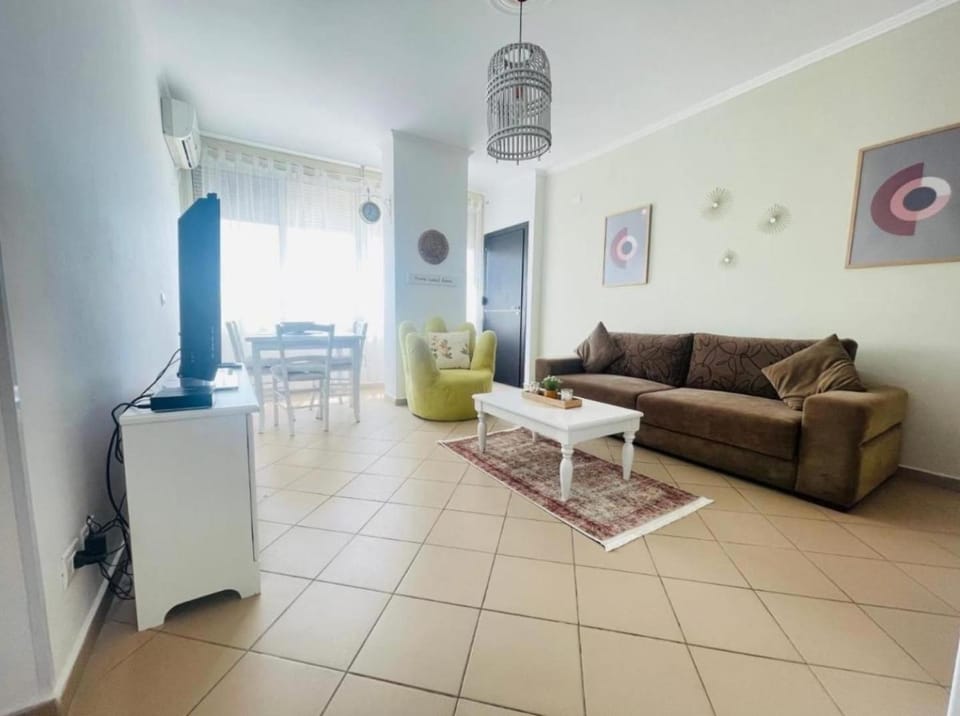 TV and multimedia, Kitchen or kitchenette, Living room, Seating area, Dining area