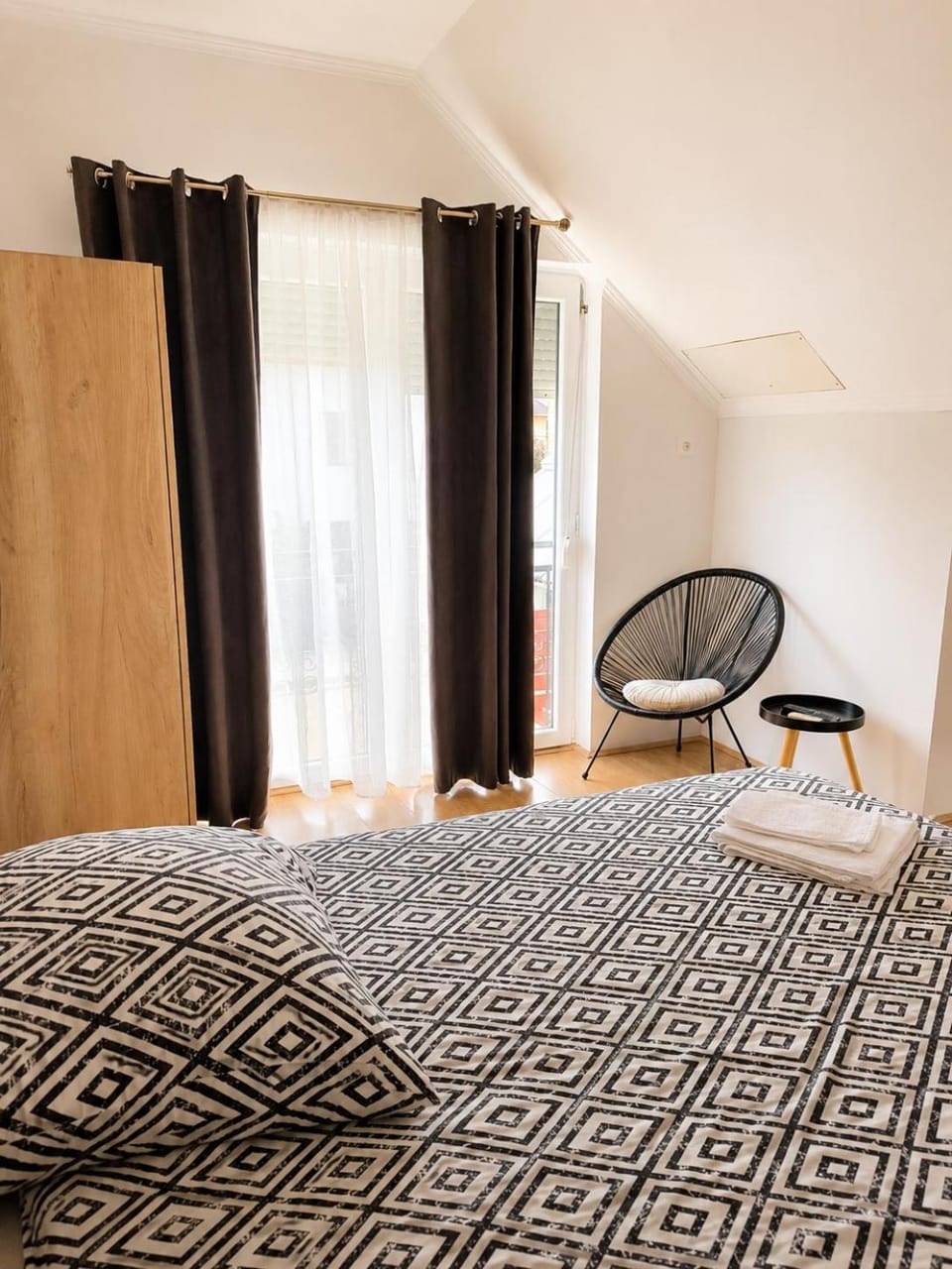 Bed, Photo of the whole room, Bedroom
