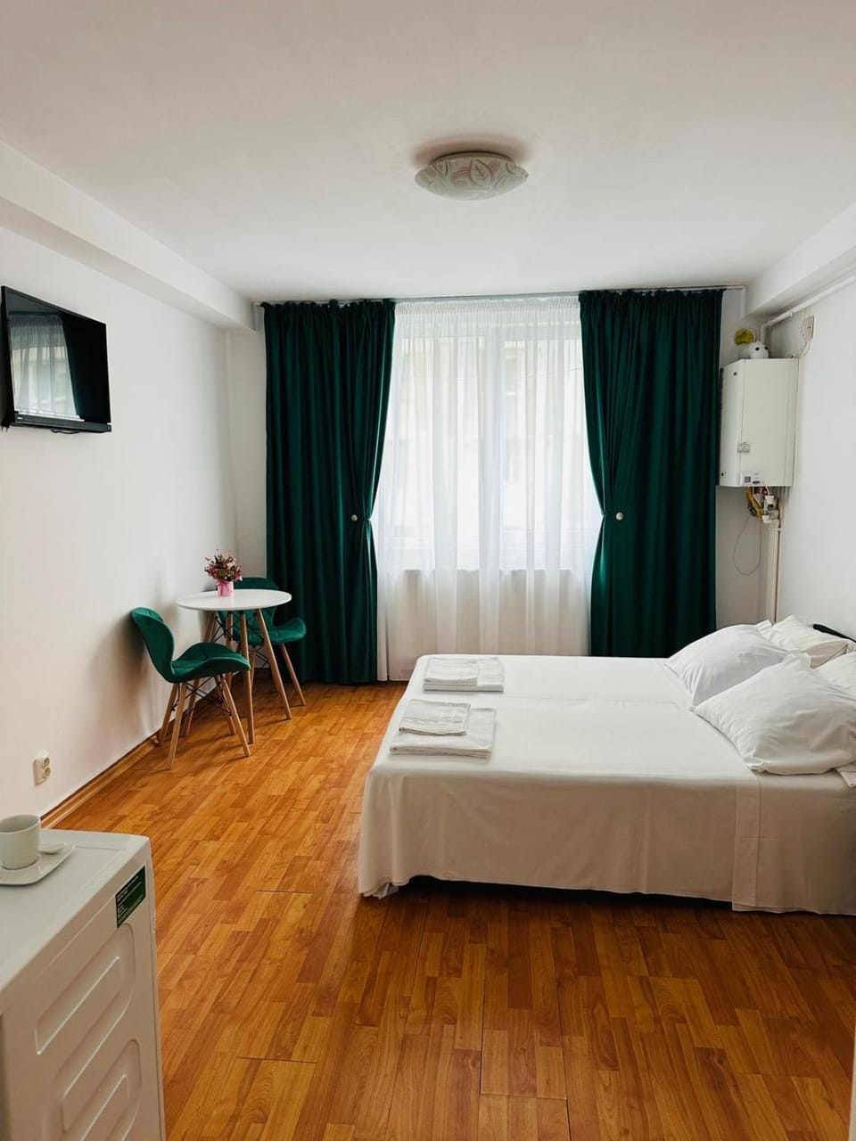 Bed, TV and multimedia, Photo of the whole room, Bedroom, towels