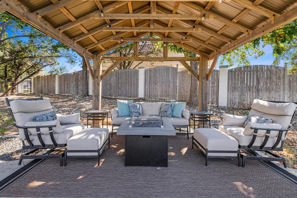 Pool, Cabana & Amazing Views - Picturesque Point House in Lake Austin