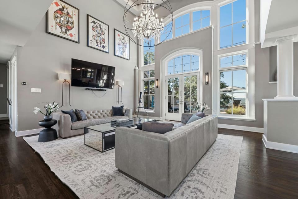 Pool, Cabana & Amazing Views - Picturesque Point House in Lake Austin