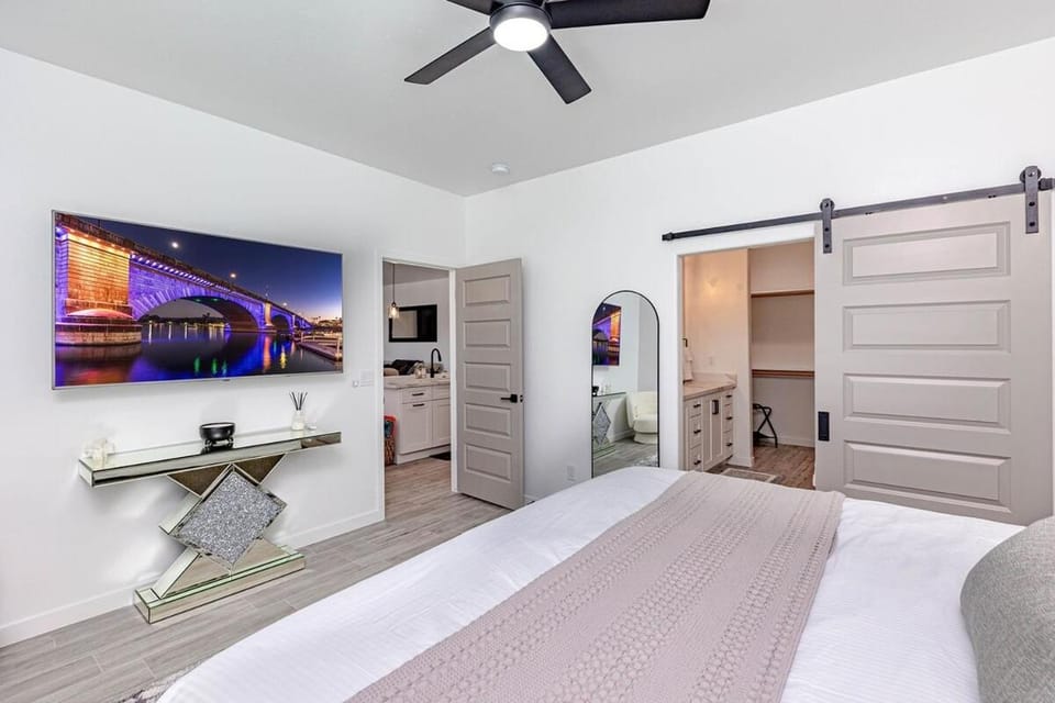 Breakwater Lake Life Pool Spa Fire Pit House in Lake Havasu City