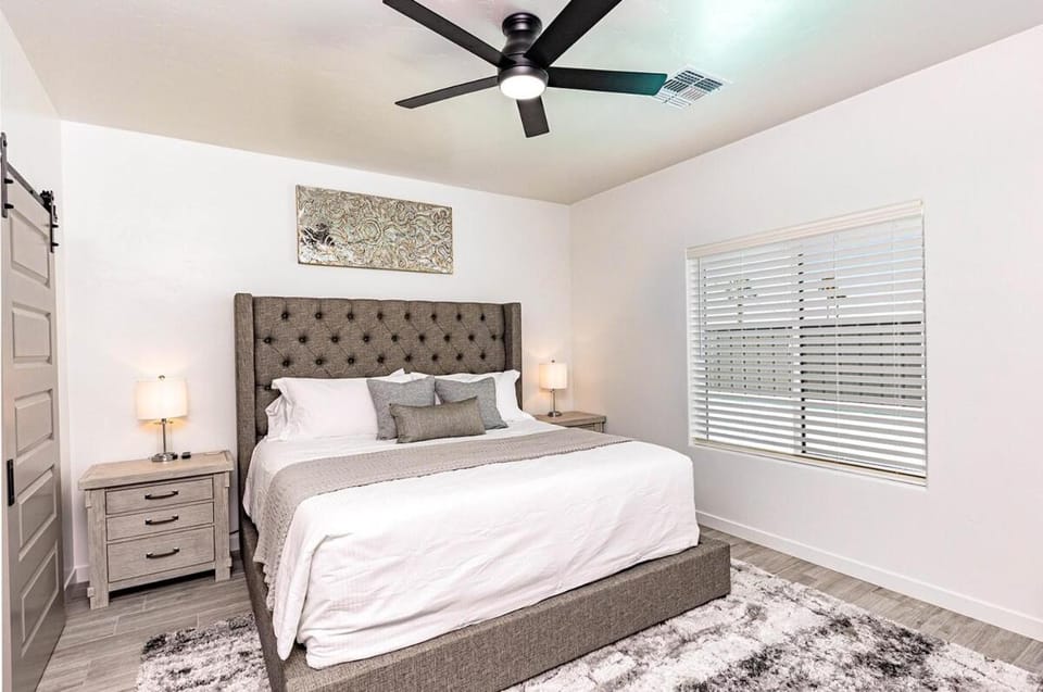 Breakwater Lake Life Pool Spa Fire Pit House in Lake Havasu City