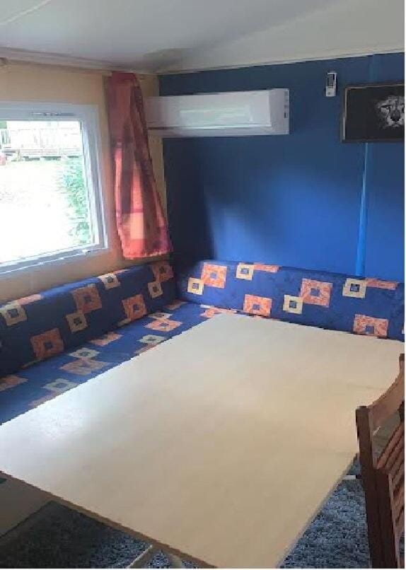 TV and multimedia, Living room, Seating area, air conditioner