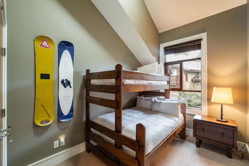 Bedroom, bunk bed