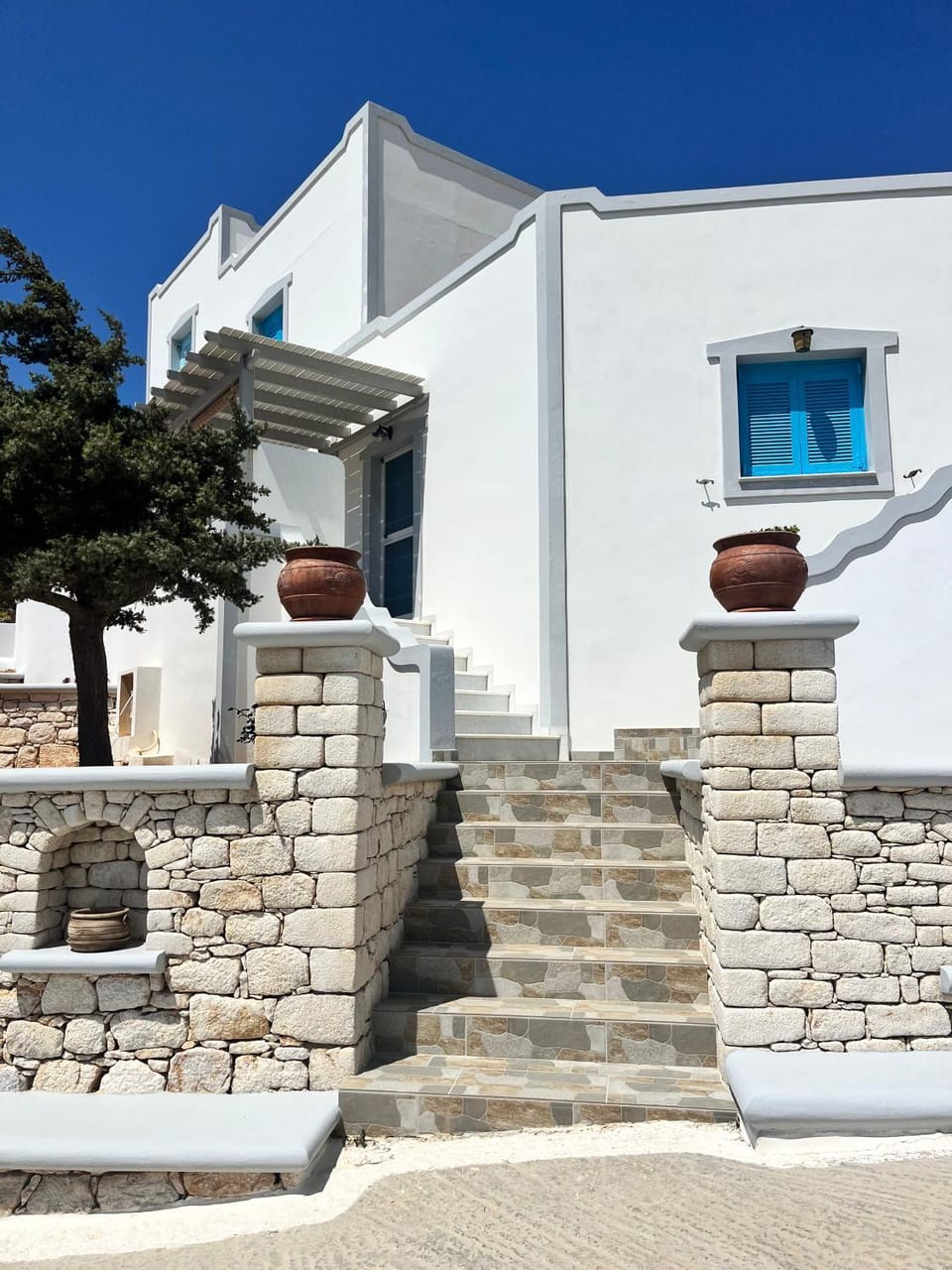 Property building, Facade/entrance, Decorative detail, Landmark view
