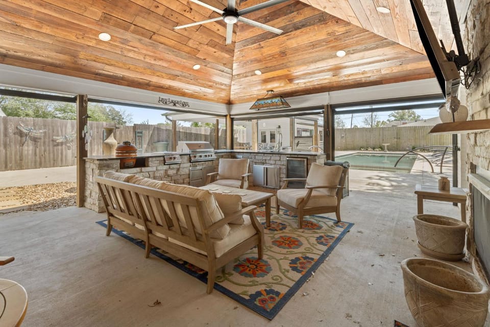 4 Bedroom Home with Pool House in Lake Charles