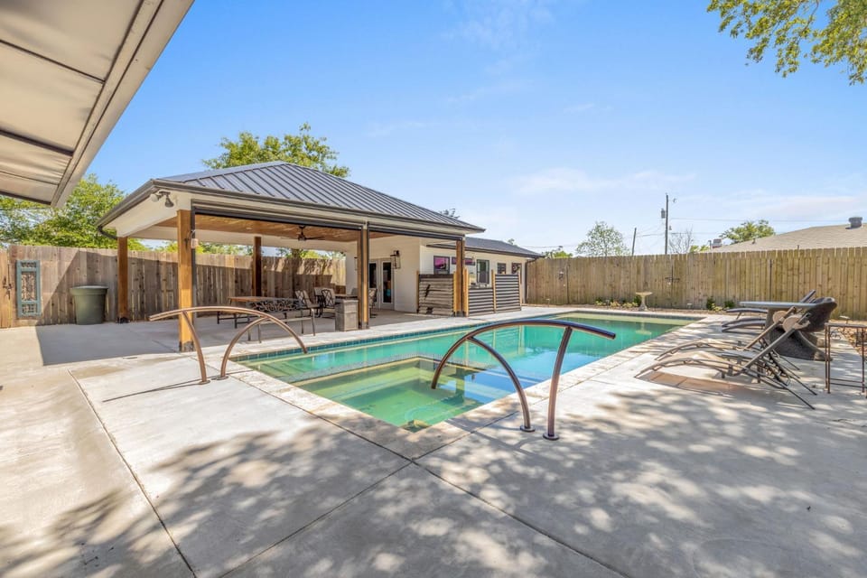 4 Bedroom Home with Pool House in Lake Charles
