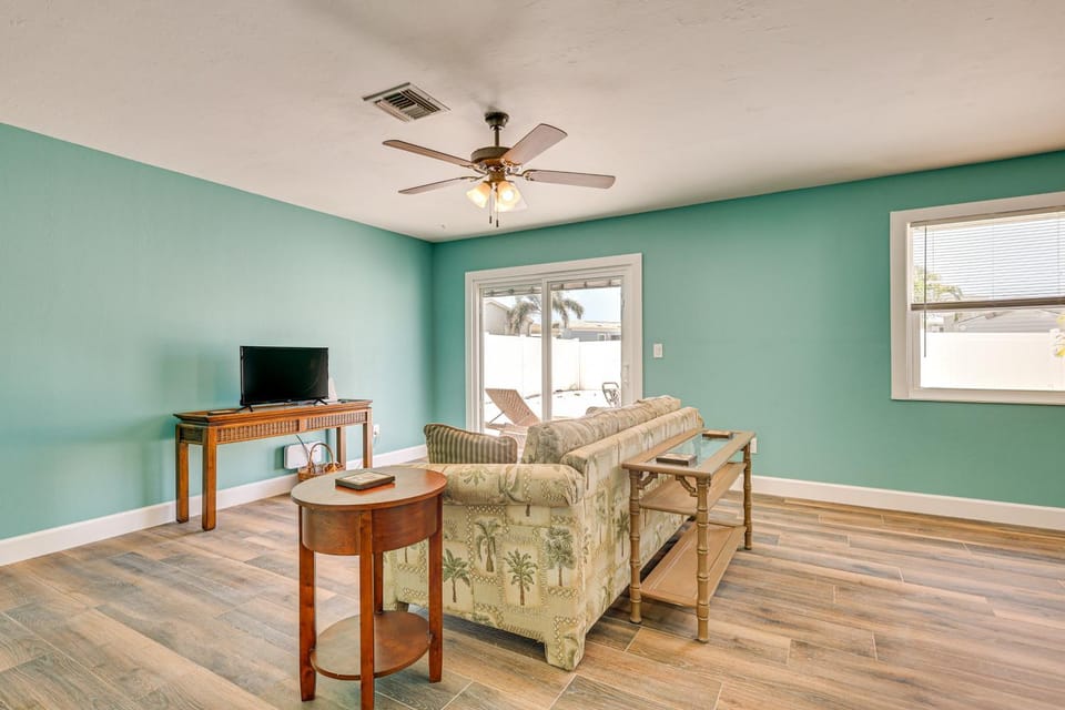So Close to Coast: Walkable Fort Myers Beach Unit! House in Iona
