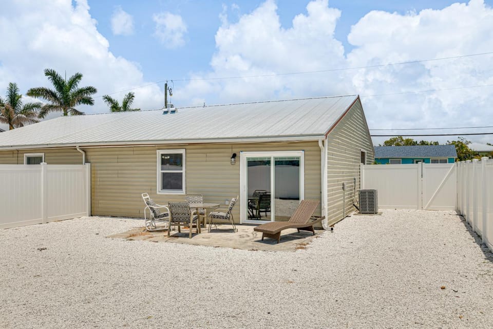 So Close to Coast: Walkable Fort Myers Beach Unit! House in Iona