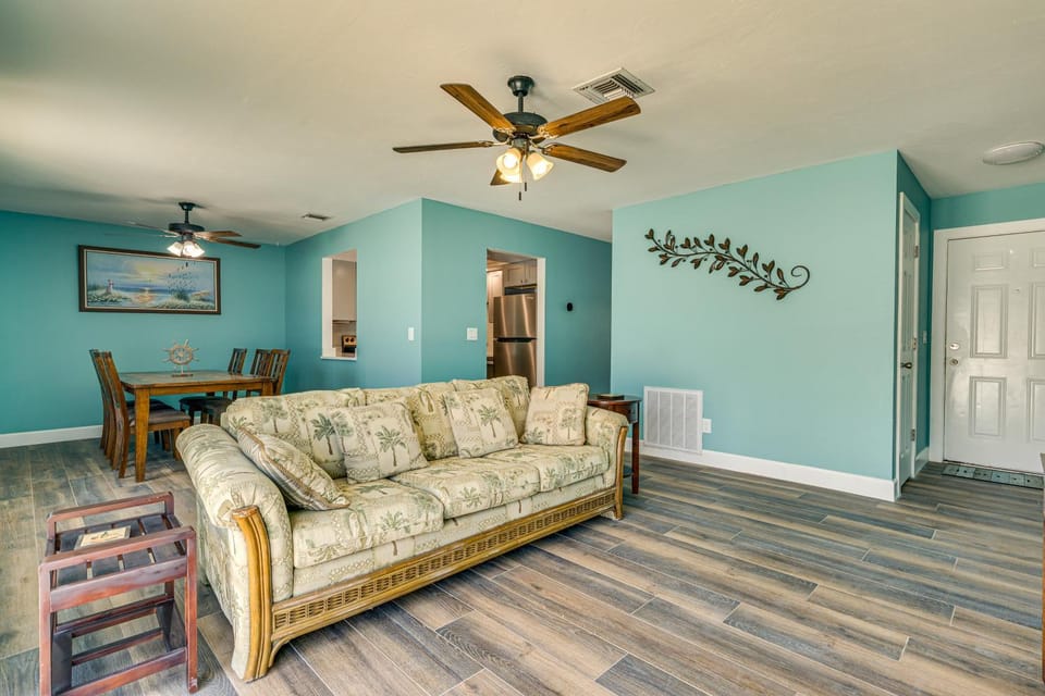 So Close to Coast: Walkable Fort Myers Beach Unit! House in Iona