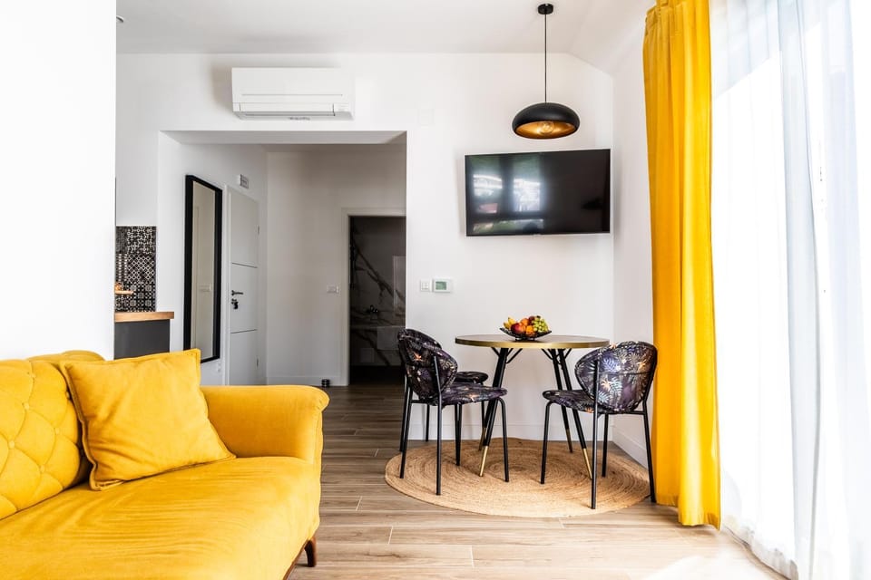 TV and multimedia, Living room, Seating area, Dining area, air conditioner