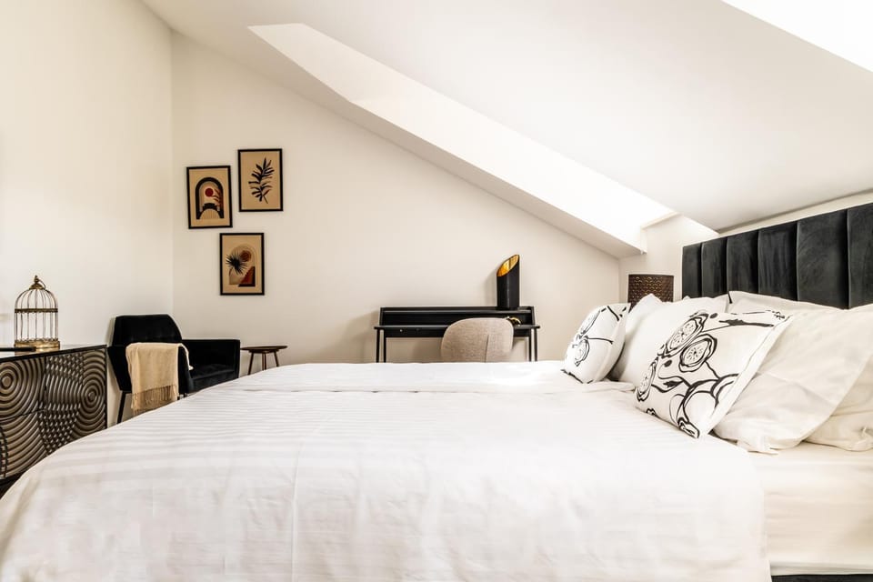 Bed, Photo of the whole room, Seating area, Bedroom