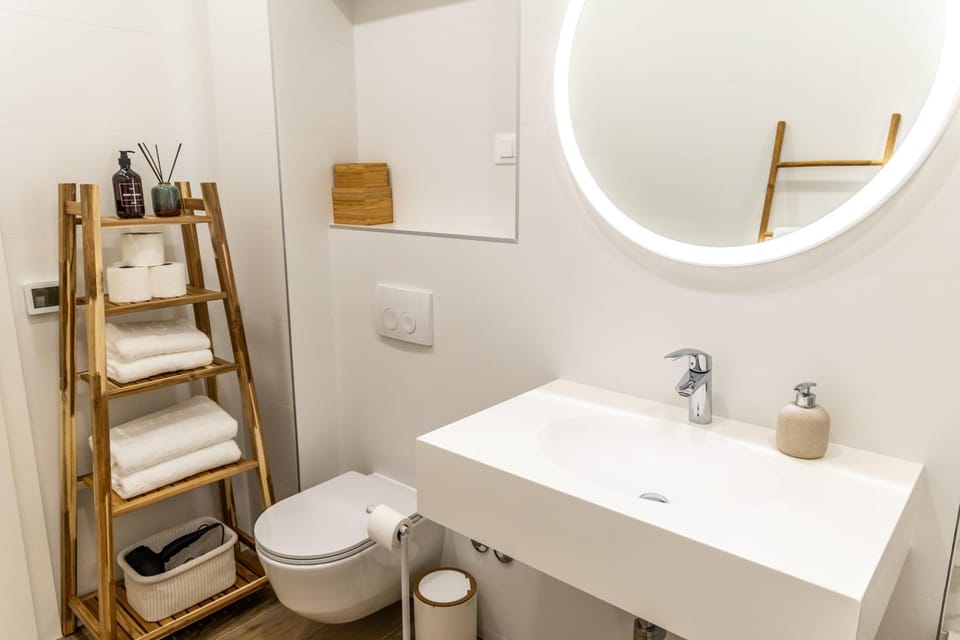 Toilet, Bathroom, towels