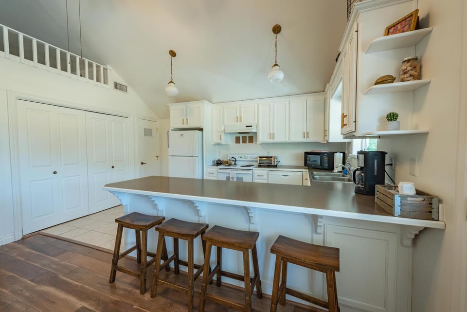 Kitchen or kitchenette, kitchen