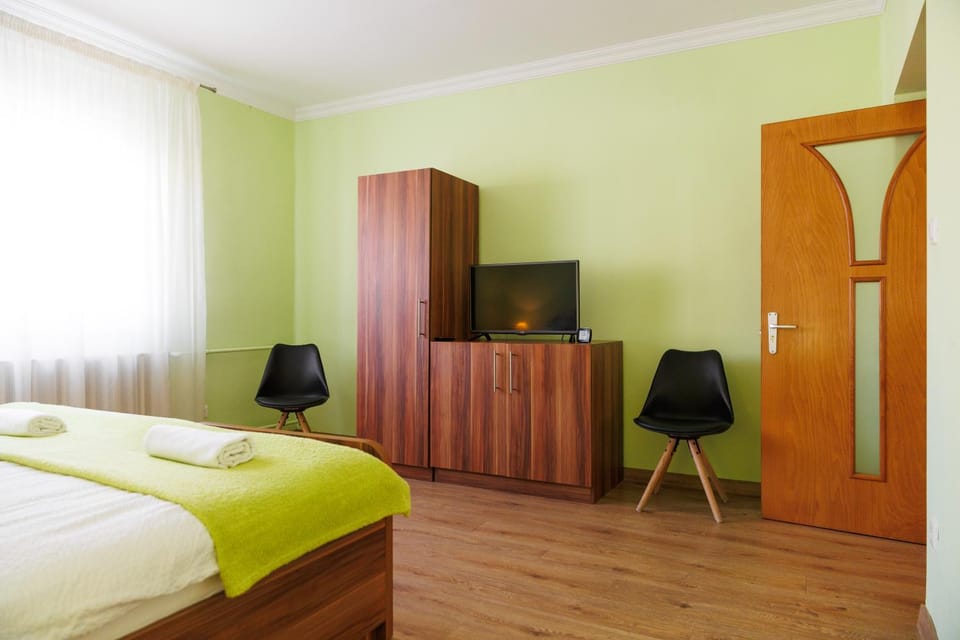 TV and multimedia, Photo of the whole room, Bedroom, towels, wardrobe