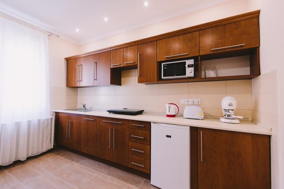 Coffee/tea facilities, Kitchen or kitchenette, microwave, stove, toaster