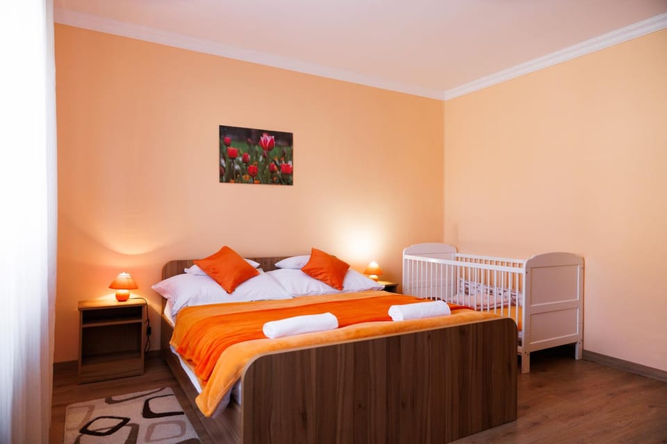 Photo of the whole room, Bedroom, cot, towels
